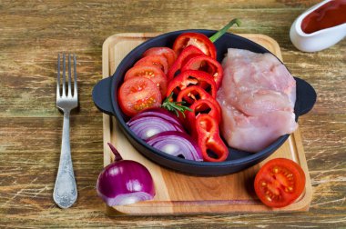 Tavuk pişirme. Çiğ tavuk göğsü fileto kırmızı tatlı biber ile