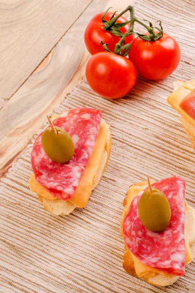 Sandwich de pan blanco con salami, jamón, queso y aceituna negra — Foto de Stock