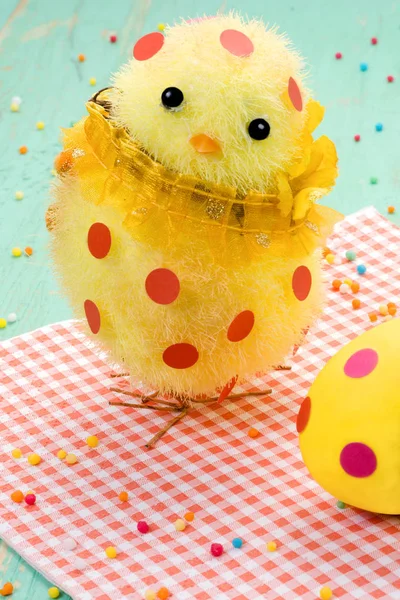Carino pulcino pasquale giallo, uovo di Pasqua a pois sul tovagliolo rosso — Foto Stock