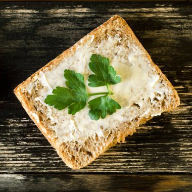 Ev yapımı diyet lezzetli sandviç bre için maydanoz ve tereyağı ile