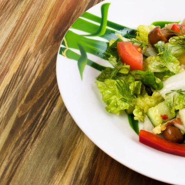 Çiğ taze sebze ile mantar Salata turşusu. İle dekore edilmiş