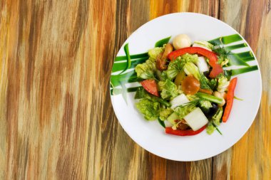 Çiğ taze sebze ile mantar Salata turşusu. İle dekore edilmiş