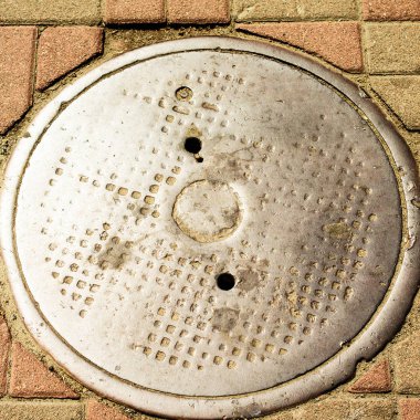 City Road kaldırımda kuyu. Kentsel arka plan. Kare