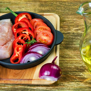 Tavuk pişirme. Çiğ tavuk göğsü fileto kırmızı tatlı biber ile