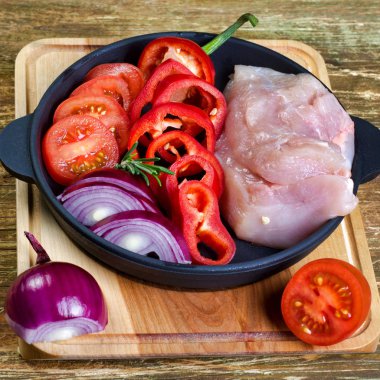 Tavuk pişirme. Çiğ tavuk göğsü fileto kırmızı tatlı biber ile