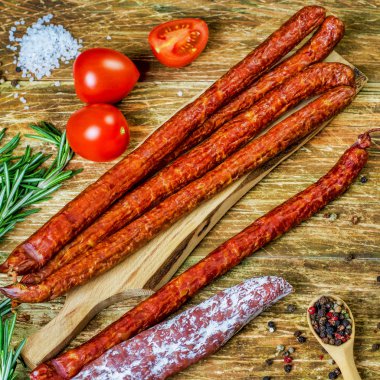 Sosis ve biberiye ile birlikte, ilave fuet avcılık domates