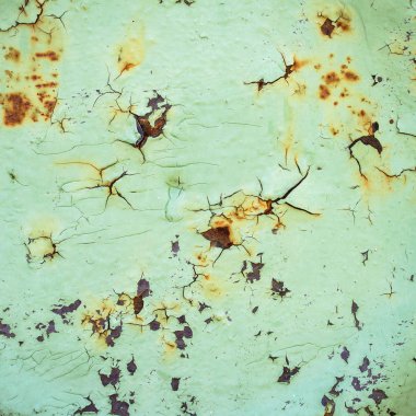 Paslı ve aşınmış çizikler ve metal arka plan üzerinde çatlaklar. S