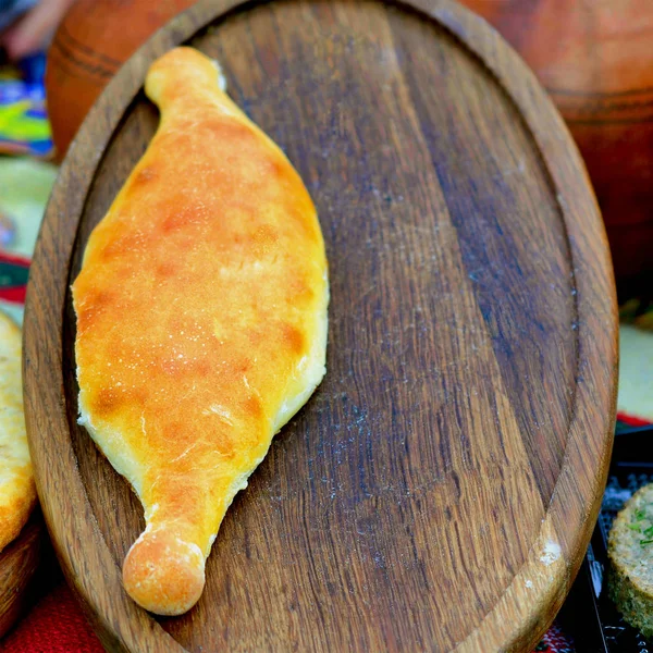Georgian pie with cheese in the form of a boat  - Khachapuri on — Stock Photo, Image