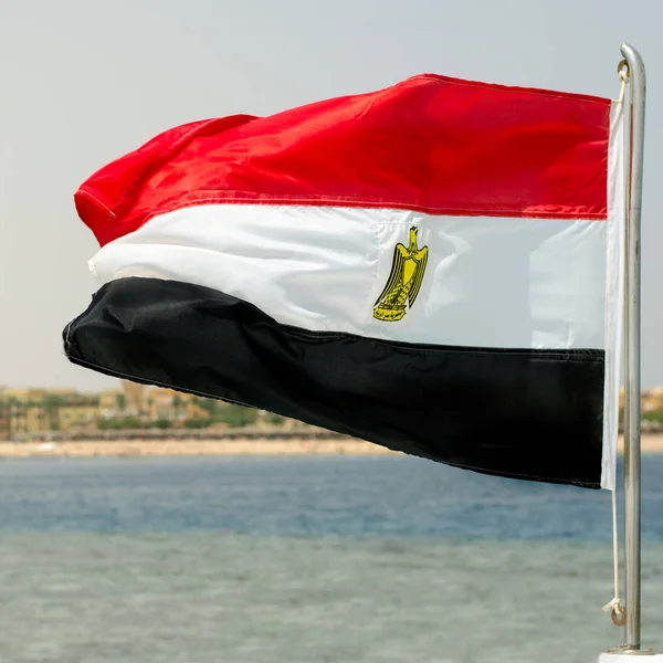 Rüzgarda Kızıldeniz çırpınan Mısır bayrağı. Mısır. 