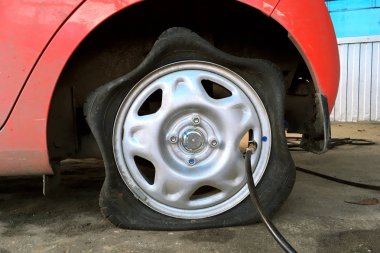 Kiev, Ukrayna, Nisan 2018: - ağır sönük bir kırmızı araba tekerleği