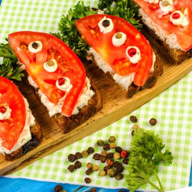 Taze domates ve maydanoz, kızarmış ekmek üzerinde. Yaz açık sandviç