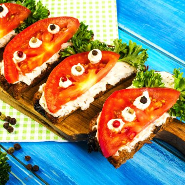 Taze domates ve maydanoz, kızarmış ekmek üzerinde. Yaz açık sandviç