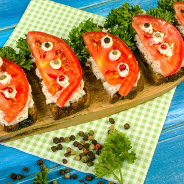 Taze domates ve maydanoz, kızarmış ekmek üzerinde. Yaz açık sandviç