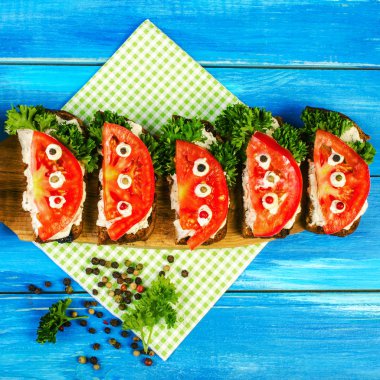 Taze domates ve maydanoz, kızarmış ekmek üzerinde. Yaz açık sandviç