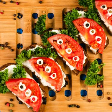 Taze domates ve maydanoz, kızarmış ekmek üzerinde. Yaz açık sandviç