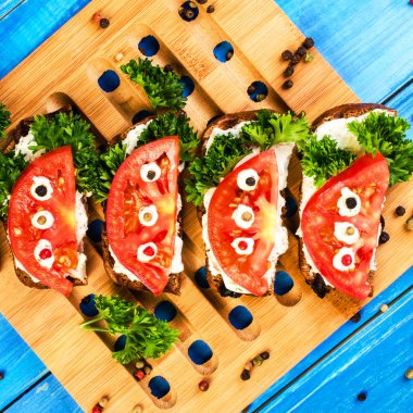 Taze domates ve maydanoz, kızarmış ekmek üzerinde. Yaz açık sandviç