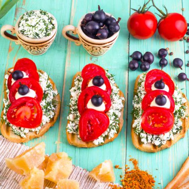 Kızarmış ekmek, domates, baharatlar ile lezzetli ev yapımı sandviçler bir