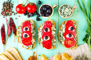 Kızarmış ekmek, domates, baharatlar ile lezzetli ev yapımı sandviçler bir