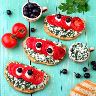 Kızarmış ekmek, domates, baharatlar ile lezzetli ev yapımı sandviçler bir