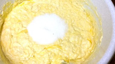 İnsan eli kaşık ile pişirme için hamur yoğurmak. Yakın çekim.