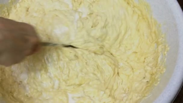 Ludzkich Rąk Zagnieść Łyżką Ciasto Pieczenia Szczelnie Góry — Wideo stockowe