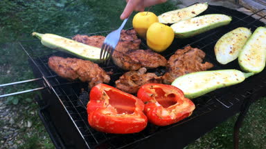 Marine lezzetli hazırlanıyor domuz eti ve sebze üzerinde bir Barbekü üzerinde. Ya da ızgara kavrulmuş Dana. Yakın çekim.