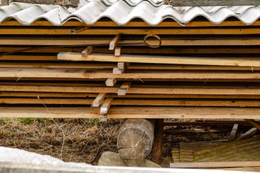 Yığın yığın kereste. Bir çatlamak ile ahşap plakalar kurumuş. Differe