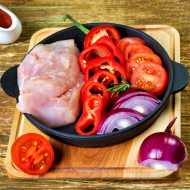 Tavuk pişirme. Çiğ tavuk göğsü fileto.