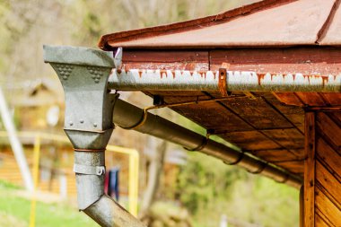 Eski moda bir rustik ahşap ev ve wat sistemi içinde oluklar