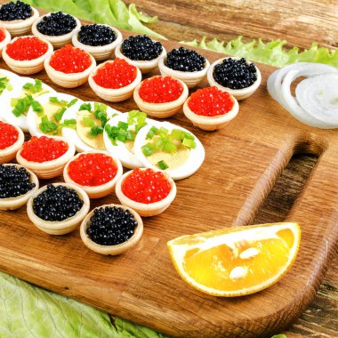Kırmızı havyar, marul ve yumurta ile ev yapımı tartlets. Bir uyur