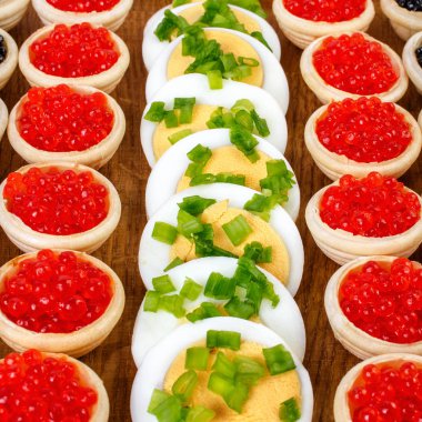 Kırmızı ve siyah havyar ve yumurta ile ev yapımı tartlets. Gıda backg