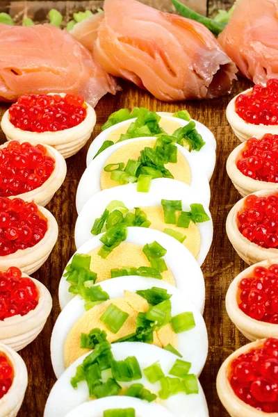 Hemmagjord tartlets med röd kaviar och ägg. Mat bakgrund. CON — Stockfoto