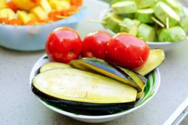 Farklı çiğ sebze, ızgara şiş üzerinde sinirli. Prepa