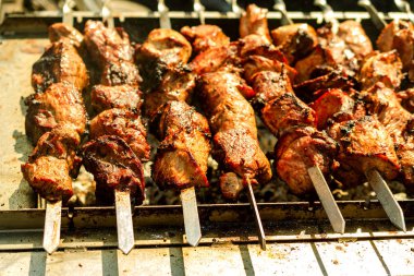 Et yemek ızgara veya şiş kebap süreci. Fried üzerinde üzerinde