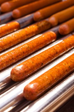 Otomatik elektrikli ızgara sosis ile. Yemek için. Kullanılabilir