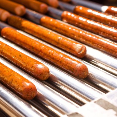 Otomatik elektrikli ızgara sosis ile. Yemek için. Kullanılabilir