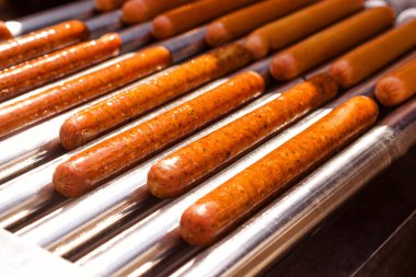 Otomatik elektrikli ızgara sosis ile. Yemek için. Kullanılabilir