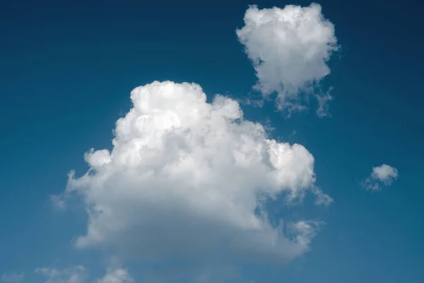 Белые пушистые облака в огромном голубом небе. В основном небо, коп. — стоковое фото