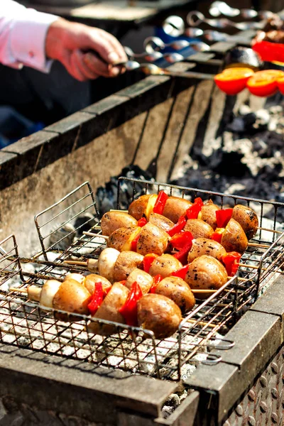 Le verdure grigliate sono fritte su spiedi su un carbone caldo. Tradizione — Foto Stock