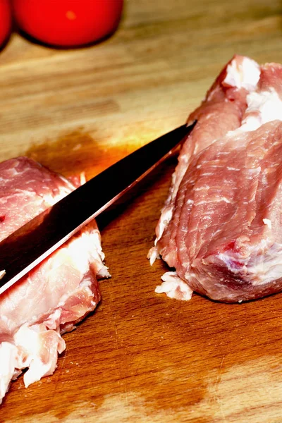 Raw meat. Raw fillet beef or pork, cut in large pieces, knife an — Stock Photo, Image