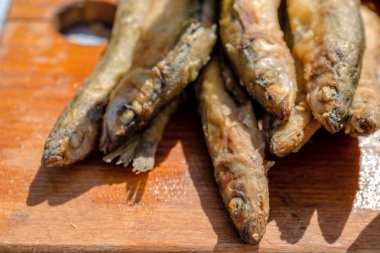 Taze kızarmış küçük balık. Ahşap arka plan üzerinde lezzetli deniz ürünleri