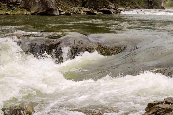 Fluxo forte e fervura de água no rio de montanha com salpicos — Fotografia de Stock