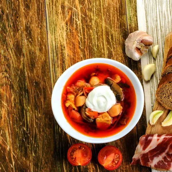 Sopa de legumes vermelha caseira ou borscht no prato branco, tomate — Fotografia de Stock