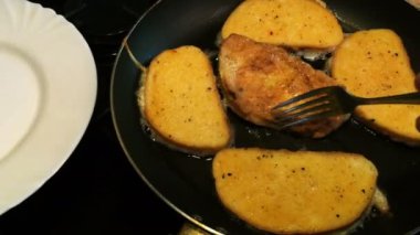Adet beyaz ekmek veya tost, içinde kızartma tava ve bir çatal ile teslim yumurta batırılmış. Ev yapımı lokanta yemek kavramı. 