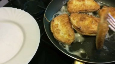 Adet beyaz ekmek veya tost, içinde kızartma tava ve bir çatal ile teslim yumurta batırılmış. Ev yapımı lokanta yemek kavramı. 