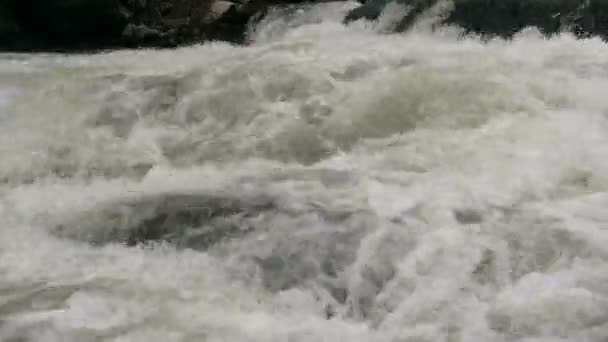 Açık Nehir Akışı Sıçraması Ile Beyaz Şeffaf Kabarcıkları Ile Akan — Stok video