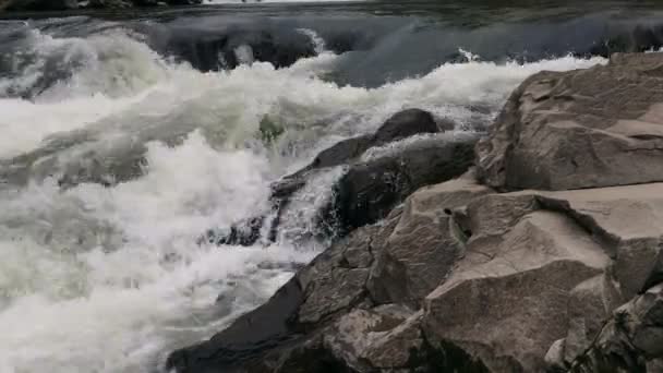 Fließendes Klares Flusswasser Mit Weißen Und Transparenten Blasen Mit Spritzern — Stockvideo