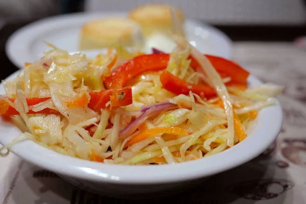 赤と混合キャベツと新鮮な健康的な野菜サラダ。 — ストック写真