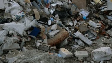 Endüstriyel ve ev atıkları. Büyük çöp yığını. Bozulmuş çöp. Çöplükte ya da çöplükte kirli ve pis kokulu atıklar. Çevresel hasar kavramı. Yakın plan. Açık havada..