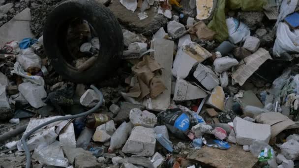 가정의 쓰레기 쓰레기 쓰레기 처리장이나 매립지에 더럽고 악취나는 폐기물 클로즈업 — 비디오